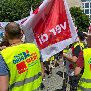 Beschäftigte der Druckindustrie demonstrieren auf dem Weinhof in Ulm für mehr Lohn, Ver.di hat in Baden-Württemberg und Bayern zu Kundgebungen aufgerufen. 