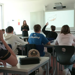 Konzentrierter im Unterricht: an der Realschule Blaustein bleiben die Handys in der Tasche. Schüler, Eltern und Lehrer haben gemeinsam diese Regelung gefunden.