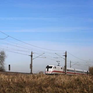 Symbolbild: Ein ICE auf einer Strecke im Landkreis Augsburg - am Freitag stellte die Bahn vor, wo die Neubaustrecke nach Ulm langlaufen soll.