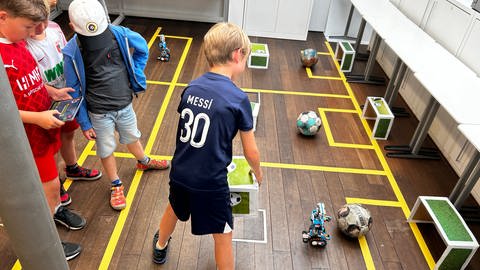 Gemeinsames erkunden - beim "Mathe-Fußball" geht es um mehr als das runde Leder. Denn Fußball hat viel mit Mathematik zu tun, sagen die Macher des Projekts, das in der Zukunftsakademie in Heidenheim an der Brenz vorgestellt wurde.  