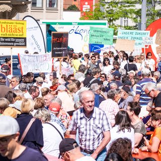 Die Menschen stehen dicht gedrängt - zu der Großdemo in Ellwangen für den Erhalt der Virngrund-Klinik hatte Oberbürgermeister Michael Dambacher aufgerufen: 5000 Menschen kamen.