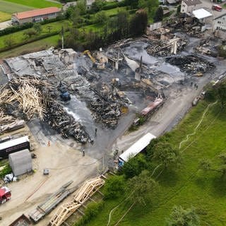 Ein durch ein Feuer zerstörtes Betriebsgelände: Der Schaden bei dem Großbrand in Gerstetten (Kreis Heidenheim) geht in die Millionen. Vier Gebäude brannten ab. 