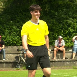 Pirmin Fronmüller aus Gerstetten steht lächelnd auf dem Fußballplatz. Der Schiedsrichter gilt als großes Talent im württembergischen Fußball und pfeit in der Landesliga, seit er 17 Jahre alt ist. 