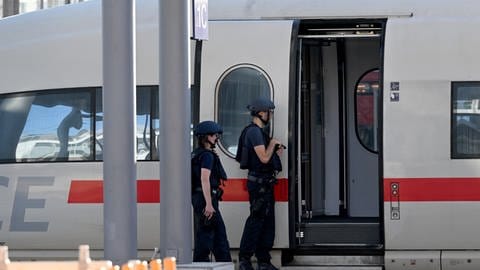 Polizeieinsatz am Ulmer Hauptbahnhof. Wegen einer Bombendrohung strandete ein ICE in Ulm. 