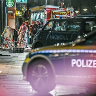 Mitarbeiter der Spurensicherung und der Polizei stehen im abgesperrten Bereich in der Nähe des Münsterplatzes, nachdem der Geiselnehmer zwölf Menschen in seine Gewalt gebrach hatte. (Archivbild)