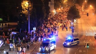 Weil in Ulm ein Autokorso nicht möglich war, feierten die türkischen  Fußballfans mit einem Fußmarsch den Sieg ihrer Mannschaft gegen Tschechien. 