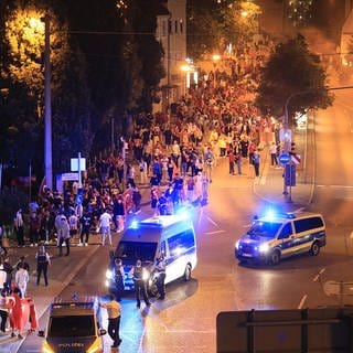 Weil in Ulm ein Autokorso nicht möglich war, feierten die türkischen  Fußballfans mit einem Fußmarsch den Sieg ihrer Mannschaft gegen Tschechien. 