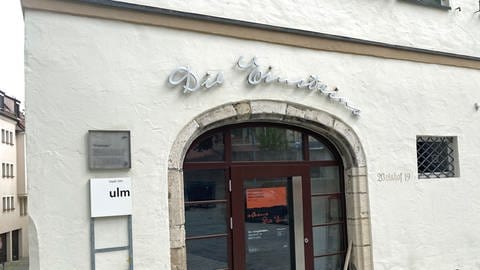 In dem 600 Jahre alten, mittelalterlichen Haus in der Ulmer Altstadt war 1851 das Gasthaus "Zum König von England", weshalb es noch heute "Engländer" genannt wird. Hier lebten Einsteins Großeltern.