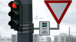 Ampelanlage mit grünem Rechtspfeil für Radfahrer: In Ellwangen werden ab Juli KI-gesteuerte Ampeln getestet.
