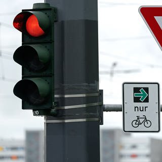 Ampelanlage mit grünem Rechtspfeil für Radfahrer: In Ellwangen werden ab Juli KI-gesteuerte Ampeln getestet.