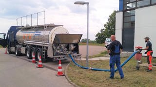 Aus einem Tankwagen wird Trinkwasser aus dem Wasserwerk in Langenau (Alb-Donau-Kreis) in die Wasserverorgung von Leipheim (Landkreis Günzburg) eingespeist. 