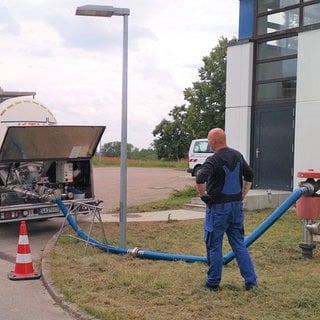 Aus einem Tankwagen wird Trinkwasser aus dem Wasserwerk in Langenau (Alb-Donau-Kreis) in die Wasserverorgung von Leipheim (Landkreis Günzburg) eingespeist. 