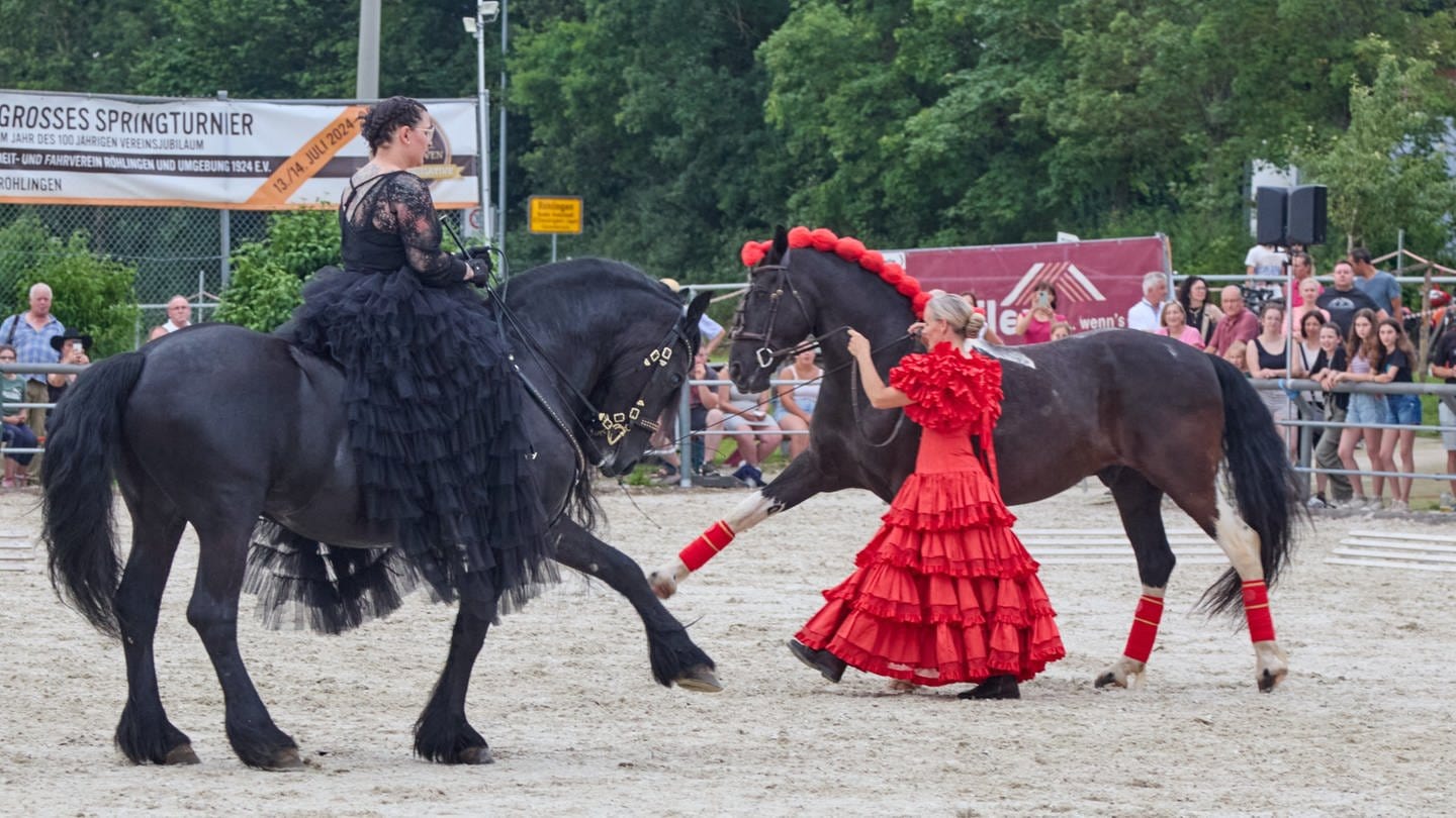 Zwei schwarze Pferde und zwei Frauen in Rüschenkleidern. Der Reit- und Fahrverein Röhlingen (Ostalbkreis) hat am Samstagabend (29.6.) mit einer 