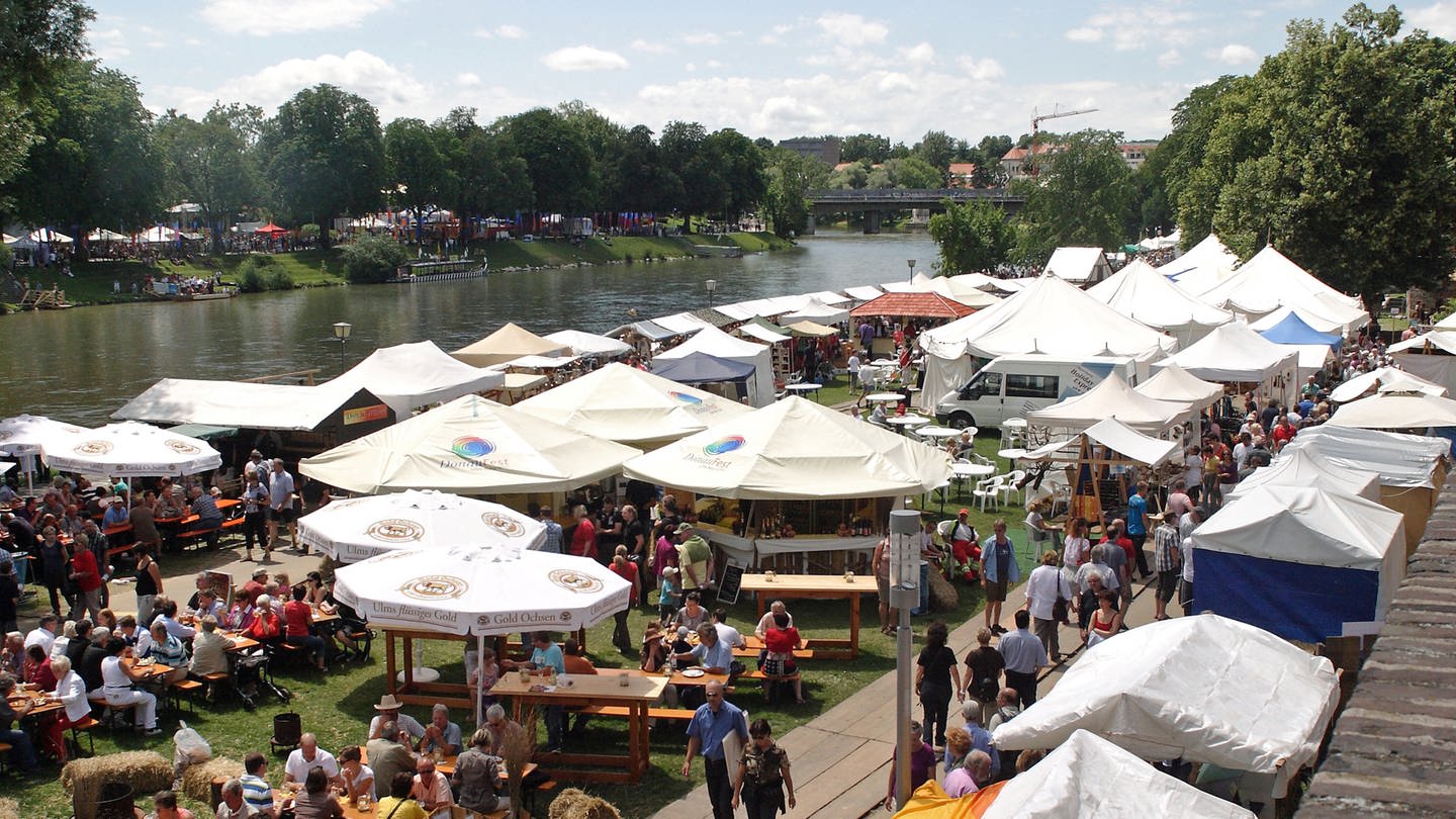 Die Essensstände und Verkaufszelte auf dem Markt der Donauländer auf der Ulmer Seite der Donau beim Internationalen Donaufest 2024. (Archivbild)