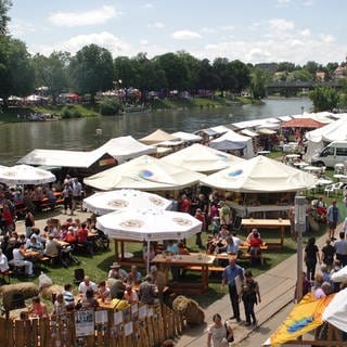 Die Essensstände und Verkaufszelte auf dem Markt der Donauländer auf der Ulmer Seite der Donau beim Internationalen Donaufest 2024. (Archivbild)