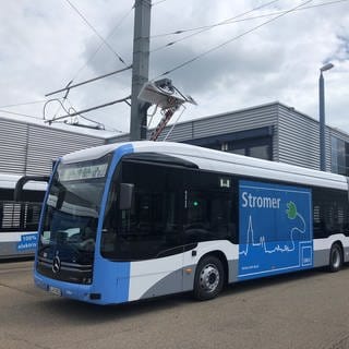 Ein blauer E-Bus der Stadtwerke UlmNeu-Ulm. Die ersten E-Busse der Stadtwerke UlmNeu-Ulm sollen demnächst im Testbetrieb im Stadtgebiet eingesetzt werden.