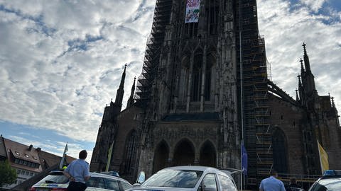 Ein Banner hängt am Turm des Ulmer Münsters. Klimaaktivisten haben am Dienstagmorgen ein  Banner am Ulmer Münsterturm aufgehängt. Darauf steht: "Wäre Jesus Klimaaktivist?".