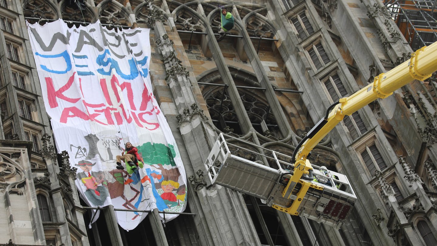Hebebühne am Ulmer Münster. Mit einer Hebebühne sind Klimaaktivisten am Dienstag vom Turm des Ulmer Münsters gebracht worden. Sie hatten Dienstagfrüh am Turm ein großes Banner aufgehängt, mit der Frage : 
