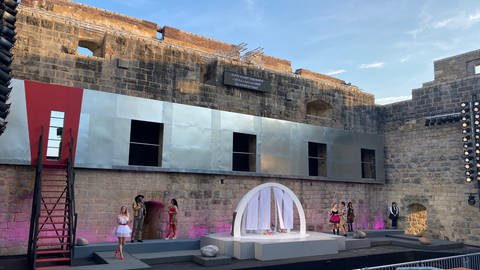 Menschen auf einer Bühne. 60 Jahre Opernfestspiele Heidenheim: Eine Szene bei den Proben für die Oper "Madama Butterfly" - die alljährliche Open-Air-Oper ist das Highlight der Opernfestspiele. 