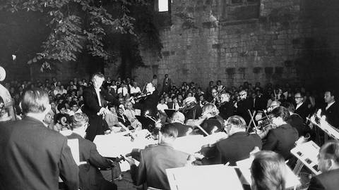Ein Orchester im Rittersaal von Schloss Hellenstein in Heidenheim - eine Aufführung der Schloss-Serenaden im Jahre 1968. In diesem Jahr sind die Opernfestspiele  Heidenheim 60 Jahre alt. 