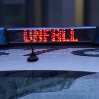 Der Schriftzug "Unfall" ist neben dem Blaulicht auf dem Dach eines Polizeiautos zu lesen. Ein noch unbekannter Autofahrer hat am Dienstagabend in der Stadtmitte von Ulm eine Fahrradfahrerin gerammt.
