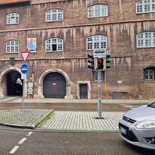 Fußgängerampel gegenüber der Ulmer Polizeidirektion: Ein Autofahrer soll am Dienstagabend eine Fahrradfahrerin in der Stadtmitte angefahren und schwer verletzt haben. 