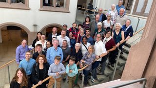 Eine große Gruppe von Menschen auf einer Treppe. Familienbild mit OB: Angehörige der Einstein-Familie aus der ganzen Welt sind am Donnerstag vom Ulmer Oberbürgermeister Martin Ansbacher (SPD) empfangen worden und versammelten sich fürs Foto auf der Treppe des Ulmer Rathauses. Anlass des Familientreffens ist die Eröffnung des Museums "Die Einsteins". 