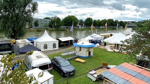 Ein Tag vor der Eröffnung: Aufbau zum 13. Internationalen Donaufest in Ulm und Neu-Ulm