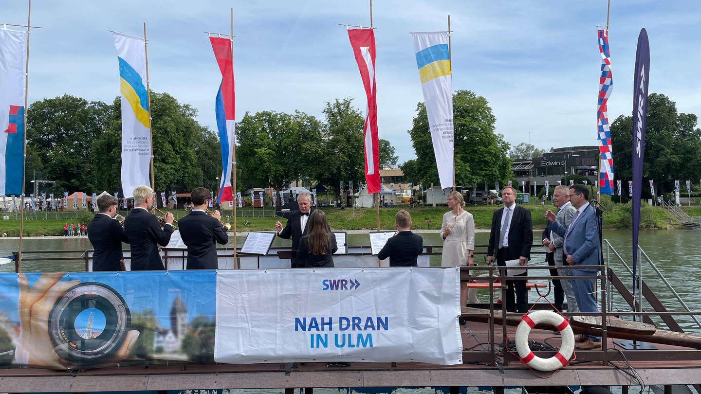 Die Musiker eröffnen mit der Donaufest-Fanfare am Freitagabend das Donaufest 2024 in Ulm und Neu-Ulm.