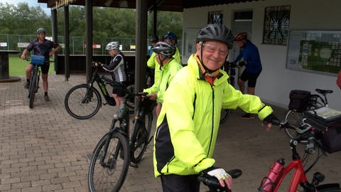 Hans Ohlhauser steigt auf sein Fahrrad. Um für Tischtennis fit zu bleiben, macht er mehrmals wöchentlich mit Freunden Radtouren.