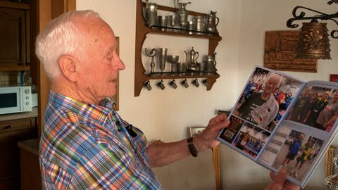 Hans Ohlhauser schaut sich Fotos von seiner ersten Senioren WM in Las Vegas an. Dort kam der Tischtennisspieler unter die besten 32. 