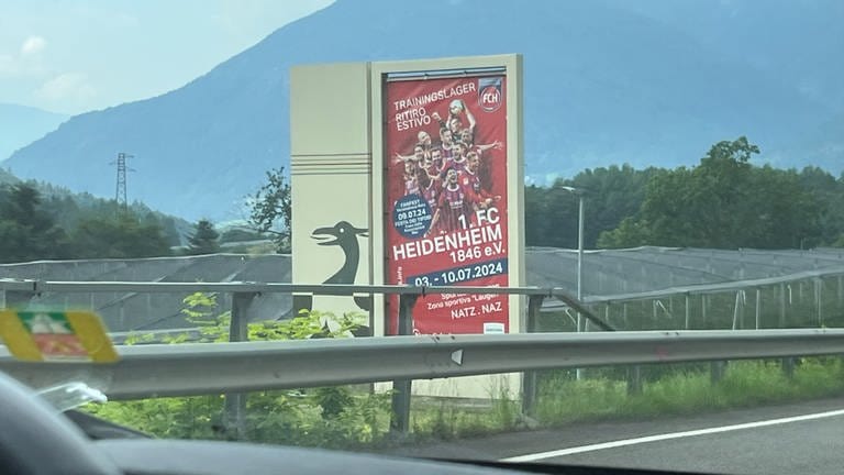 Die Heidenheimer Fußballer sind zu Gast in Südtirol. Darauf weist dieses Schild an der Autobahn bei Natz hin