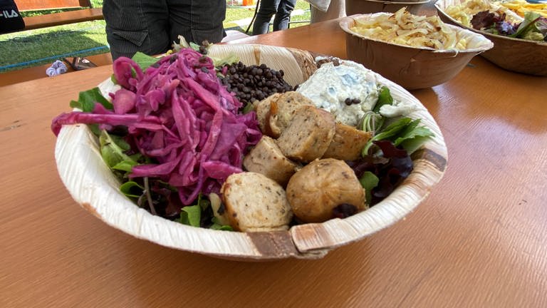 Vegane Bowl auf dem Markt der Donauländer beim 13. Internationalen Donaufest.