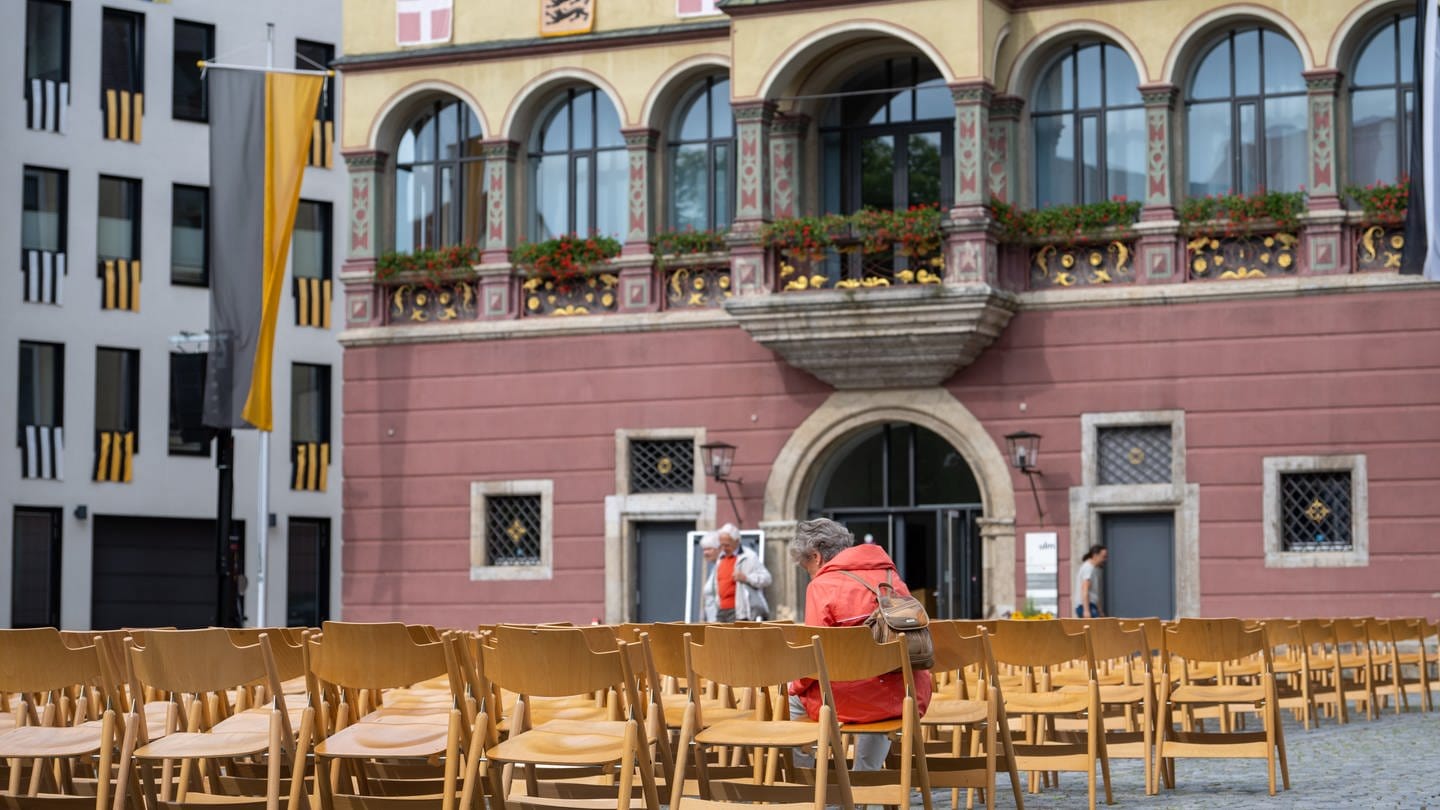 Der Ulmer Weinhof mit dem Schwörhaus, von dessen Balkon aus der Ulmer Oberbürgermeister jeweils am Schwörmontag Rechenschaft ablegt. (Archivbild)