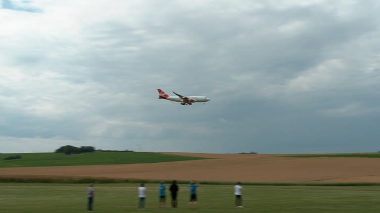 Das ist nicht die Einflugschneise des Stuttgarter Flughafens: Dieser Jumbo-Jet ist ganze fünfeinhalb Meter lang, unbemannt und fliegt im Tiefflug über den Segelflugplatz in Nellingen-Oppingen (Alb-Donau-Kreis) auf  der Ulmer Alb. Am 13. und 14. Juli treffen sich dort rund 60 Modell-Verkehrsflugzeuge zum weltweit größten Airlinertreffen. (10.7.)