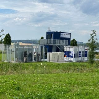 Der Energiepark an der Technischen Hochschule Ulm. Hier wird untersucht, wie verschiedene nachhaltige Energiesysteme, wie Sonnenenergie oder Wasserstoff, zusammenarbeiten können.