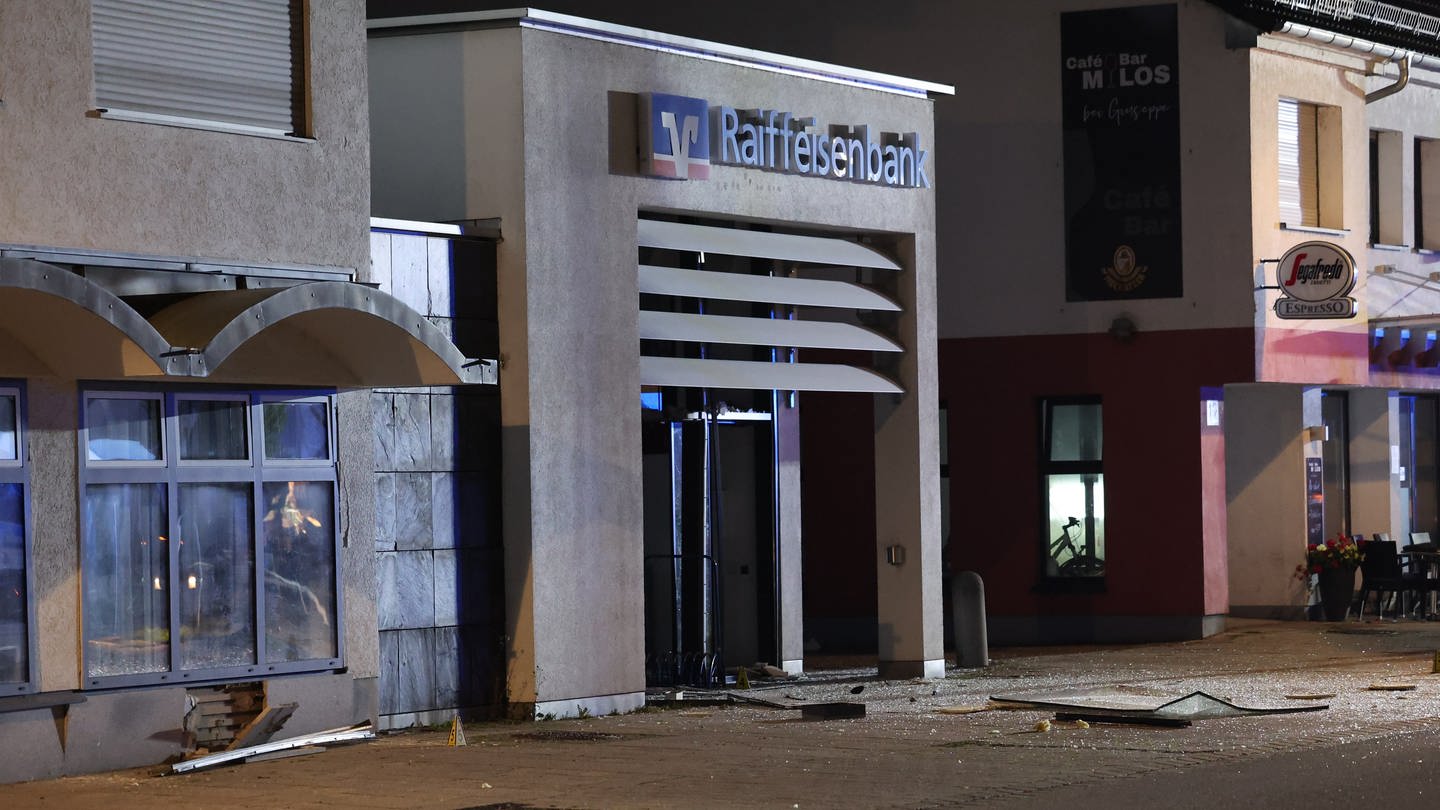 Im Eingangbereich der Raiffeisenbank in Vöhrigen (Kreis Neu.-Ulm) wurde ein Geldautomat gesprengt. Der Bereich wurde völlig zerstört.