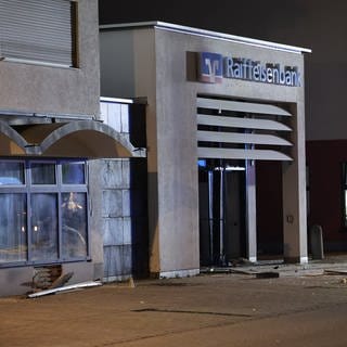 Im Eingangbereich der Raiffeisenbank in Vöhrigen (Kreis Neu.-Ulm) wurde ein Geldautomat gesprengt. Der Bereich wurde völlig zerstört.