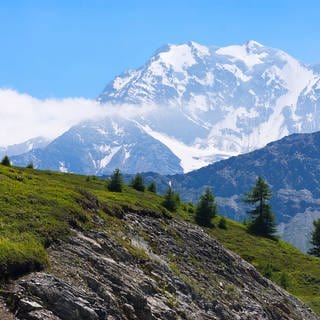 Bei einem Bergunfall in den Schweizer Alpen am Montag ist eine 45-jährige Frau aus dem Ostalbkreis abgestürzt und gestorben. (Archivbild)