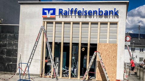 Nach der Geldautomaten-Sprengung in Vöhringen haben am Donnerstag die Aufräumarbeiten an der Bankfiliale begonnen.