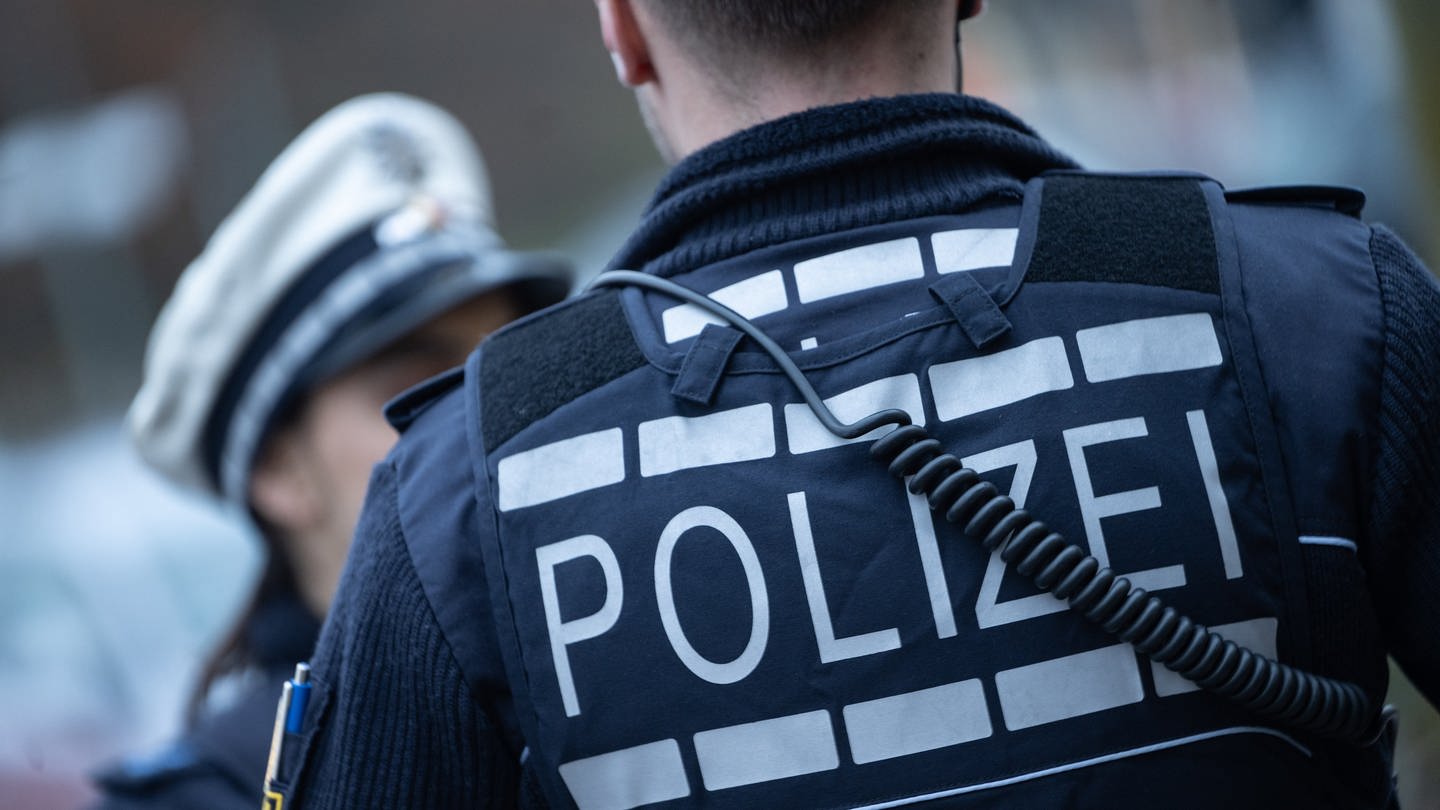 Zwei Polizisten bei einem Einsatz. Eine Frau hat am Donnerstag in Bopfingen im Ostalbkreis ihr vierjähriges Kind mit einem Messer lebensgefährlich verletzt. Anschließend flüchtete sie nach Sachsen.
