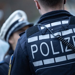 Zwei Polizisten bei einem Einsatz. Eine Frau hat am Donnerstag in Bopfingen im Ostalbkreis ihr vierjähriges Kind mit einem Messer lebensgefährlich verletzt. Anschließend flüchtete sie nach Sachsen.