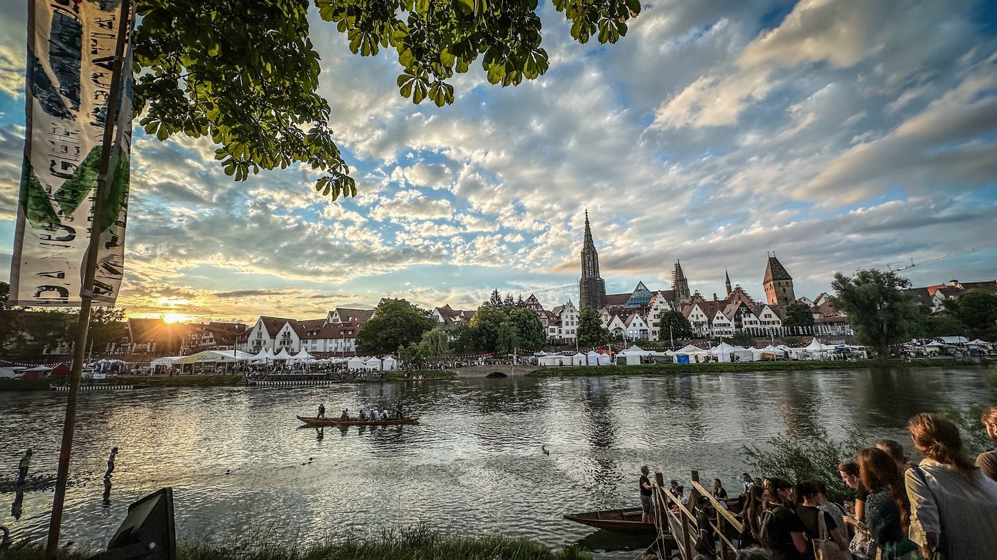 Blick auf das Donaufest 2024, im Hintergrund das Ulmer Münster