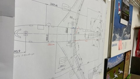 Bei den Baupläne für die Modellflugzeuge in der Werkstatt von Modellbauer Adi Pitz auf der Schwäbischen Alb muss jedes Detail stimmen. 