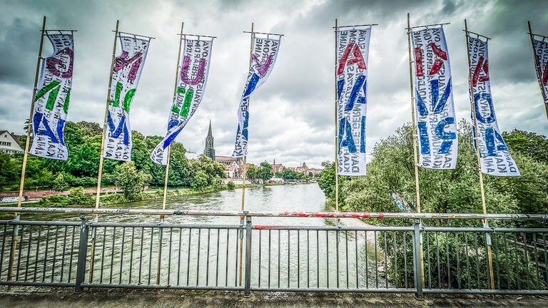 Blick auf das Festgelände mit Fahnen im Vordergrund: Eindrücke vom Donaufest 2024