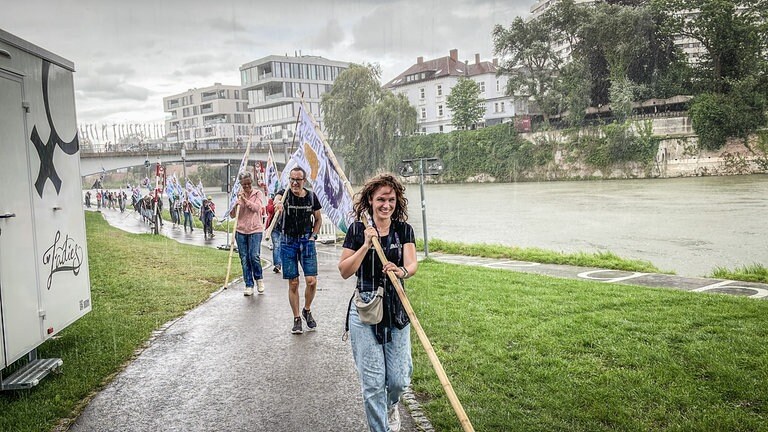 Schon beim Fahnenlauf kurz vor Beginn spielte das Wetter einen Streich - Eindrücke vom Donaufest 2024