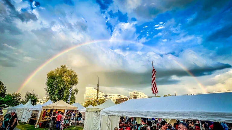 Regenbogen über den Marktständen - EIndrücke vom Donaufest 2024