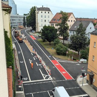 Auf der Münchner Straße im Ulmer Osten sind jetzt zwei von vier Spuren Fahrradstreifen.