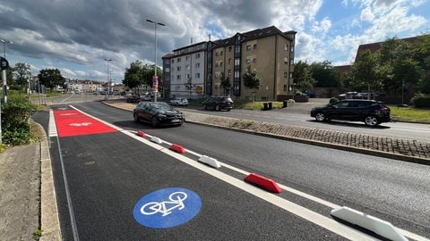 Der neue Fahrradweg in der Münchner Straße in Ulm ist fertig, selbst am späten Nachmittag ist kein Stau zu sehen.