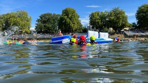 Rettungsschwimmer der DLRG sind am Schwörmontag beim Nabada in der Donau im Einsatz.